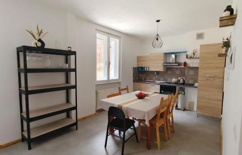 a kitchen and dining room with a table and chairs at Appartamento - Cave del Predil in Cave del Predil