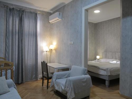 トビリシにあるGuest Home in the Heart of old Tbilisi centerのベッドと机と椅子のある寝室