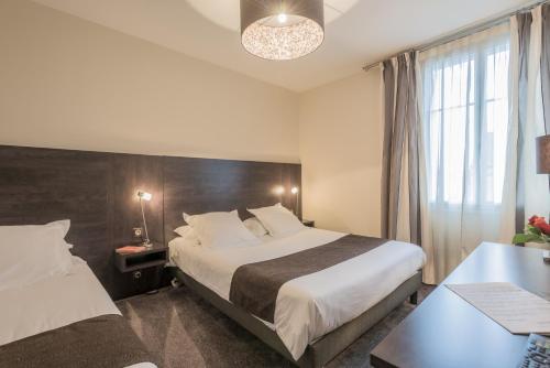 Postel nebo postele na pokoji v ubytování Hôtel Ronsard