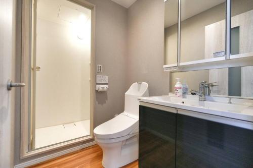 a bathroom with a toilet and a sink at ZJ202 Hanama202 The Skytree Residence A Newly Home by Tokyo Iconic Landmarks in Tokyo