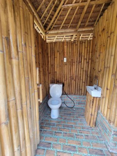 Bilik mandi di Bamboo House