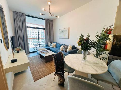 Comfy 1br In Al Jaddaf Balcony Parking