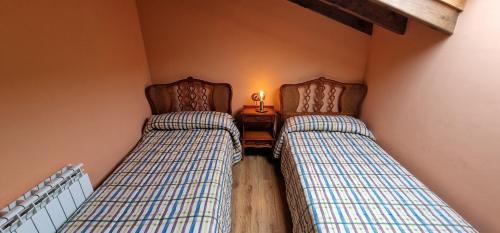 two beds sitting next to each other in a room at Redes - El Descanso - AR-484-AS in Caso