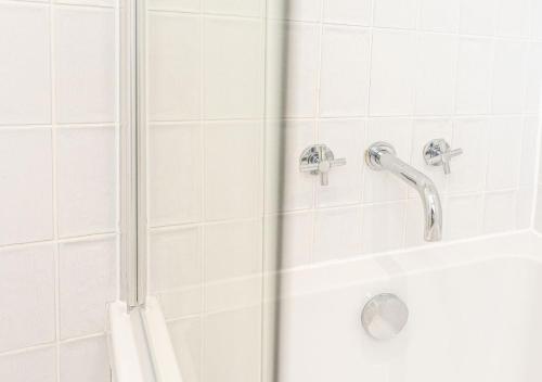 a bathroom with a shower with a glass door at Bright & Airy 2BD - 10 mins walk to Chelt Centre! in Cheltenham
