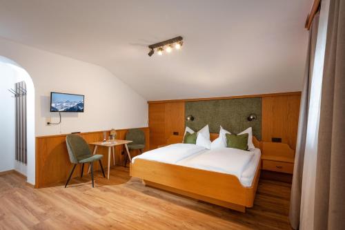 una camera d'albergo con un letto e un tavolo di Gästehaus Kopp a Stumm