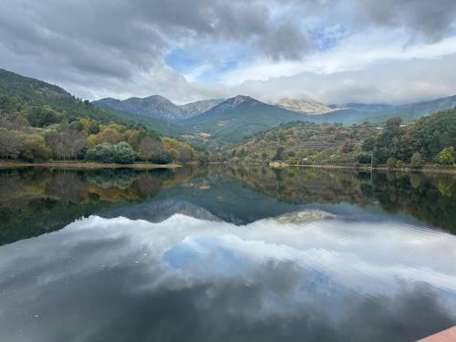 a view of a lake with mountains in the background at El pequeño capricho in Arenas de San Pedro