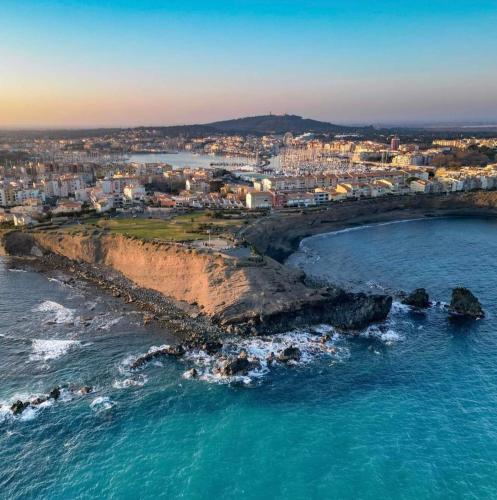 studio rénové dans résidence de vacances avec grande piscine chauffée, parking et terrasse