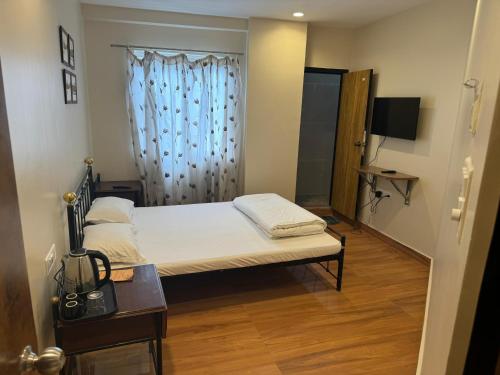 Ένα ή περισσότερα κρεβάτια σε δωμάτιο στο HOTEL ABODE