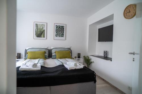 Ένα ή περισσότερα κρεβάτια σε δωμάτιο στο FarawayHomes Studio St Wolfgang #2