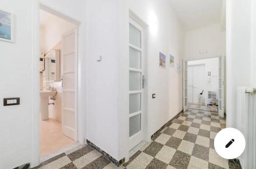 een hal met witte muren en een geruite vloer bij Casa Vacanze Sunshine in Salerno