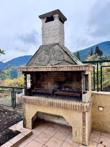 a stone oven sitting on top of a patio at Casa de PavL-1 in Pávliani
