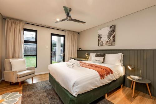 una camera da letto con un letto grande e una sedia di Sunnysprings a Dunsborough