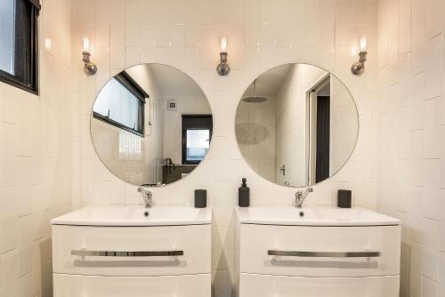 un bagno con due lavandini e un grande specchio di Sunnysprings Plus Studio a Dunsborough