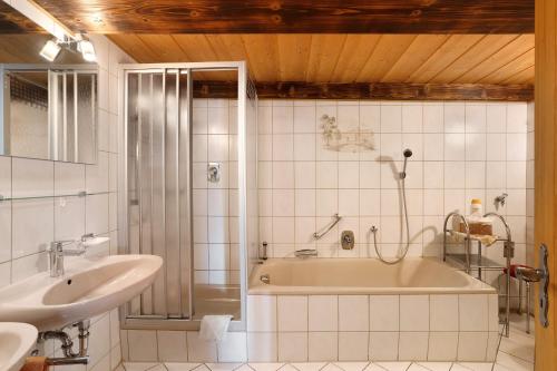 a bathroom with a bath tub and a sink at Krährbauernhof mit Eventraum 3 fewo in Hornberg