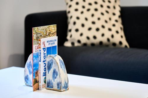 deux boîtes de dentifrice assises sur une table dans l'établissement La Villa Orange, à Carcassonne