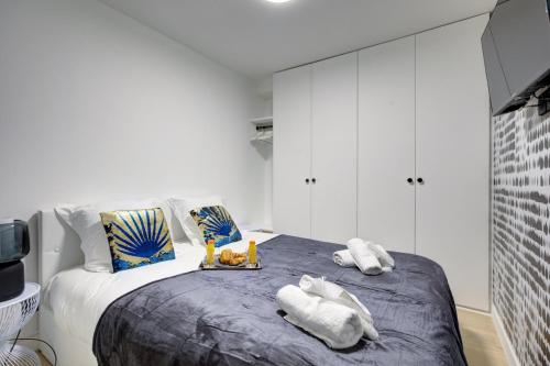 une chambre avec un lit avec des serviettes dessus dans l'établissement Bluestay 299 - Superb apartment in Paris, à Paris