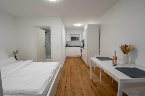 Ένα ή περισσότερα κρεβάτια σε δωμάτιο στο Sanierte Wohnung "Luca" fußläufig ins Zentrum