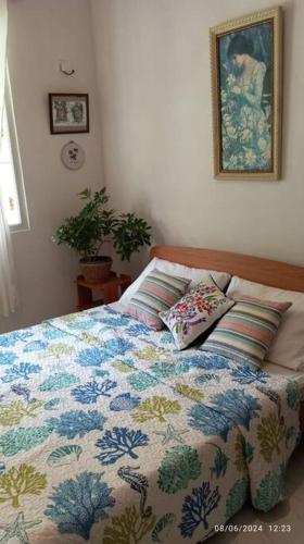 un letto con due cuscini sopra in una camera da letto di Tiny Art House with Garden a Godagama
