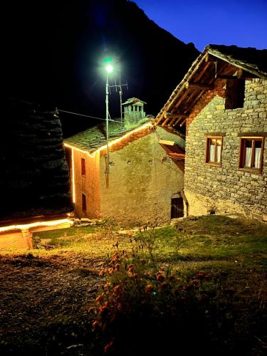 a light on the roof of a building at night at Lu Biulè di Pau in Groscavallo