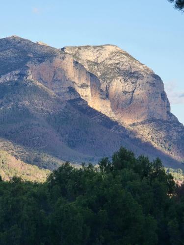 a mountain with trees in front of it at Villa Mariposa in Casas Albardanera