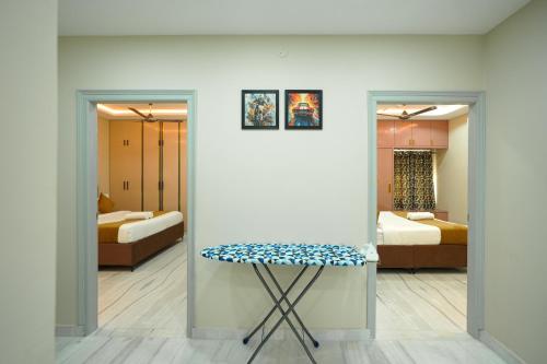 Ένα ή περισσότερα κρεβάτια σε δωμάτιο στο Shreshtam Apart Hotel, Khajaguda