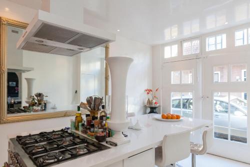 Virtuvė arba virtuvėlė apgyvendinimo įstaigoje Design B&B Naarden Vesting