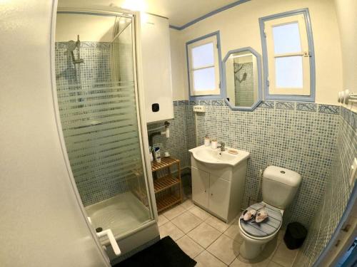 une salle de bain avec une douche, des toilettes et un lavabo dans l'établissement Maison Barneville Plage, à Barneville-Carteret
