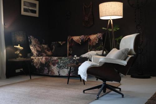 Posezení v ubytování The Forest River Wood Cabin