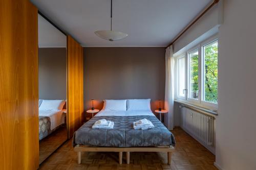 Un dormitorio con una cama con dos toallas encima. en Appartamento Percoto, en Udine