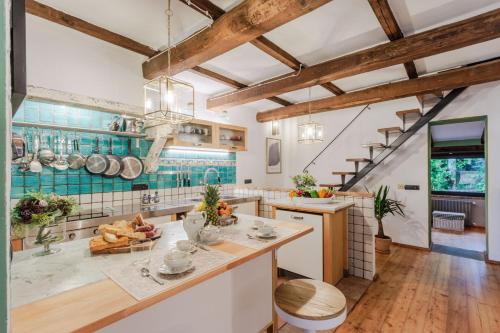 Dapur atau dapur kecil di Sospirata Farmhouse