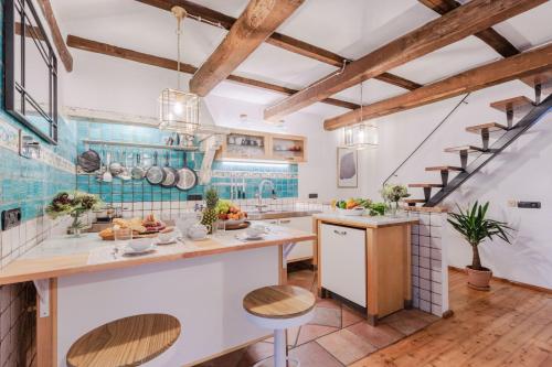 Dapur atau dapur kecil di Sospirata Farmhouse