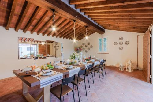 a large dining room with a long table and chairs at Villa Papari in Montecarlo