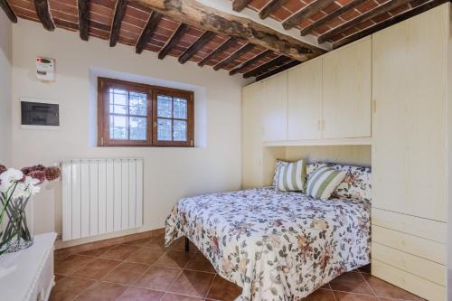 a bedroom with a bed and a window at Villa Papari in Montecarlo