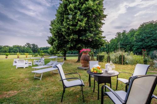 a group of chairs and tables in a yard at Villa Papari in Montecarlo