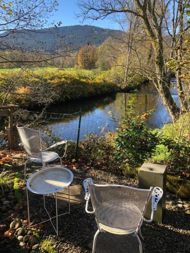 Côté Rive, au bord de la rivière La Moselotte et terrasse