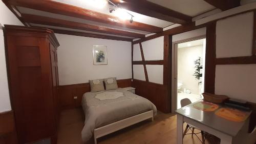 une petite chambre avec un lit et une table dans l'établissement Appartement VAUBAN, à Colmar