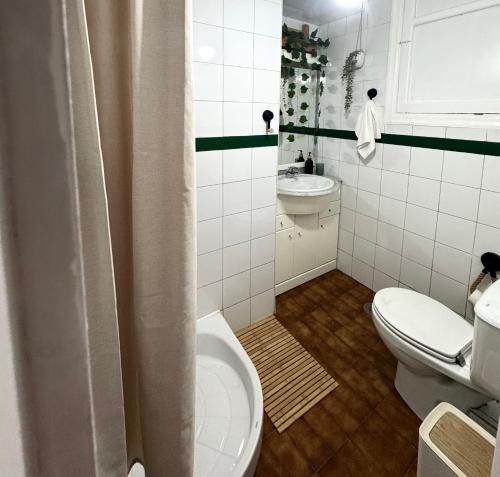 a bathroom with a toilet and a sink at Marukichan, apartamento en el centro de Vigo in Vigo