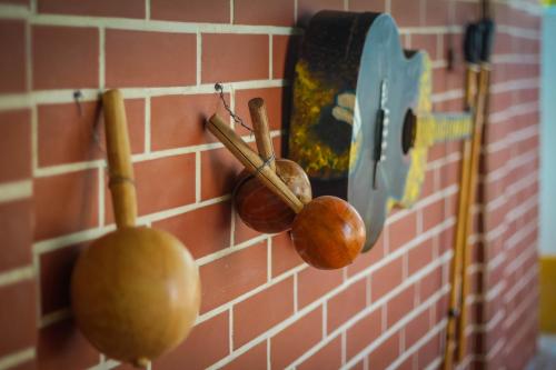 a wall with a knife and some vegetables on it at Hotel - Granja de Animales San Basilio de Palenque in San Basilio del Palenque
