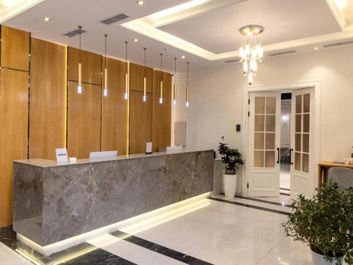 Ο χώρος του λόμπι ή της ρεσεψιόν στο Baden-Baden Hotel Tashkent