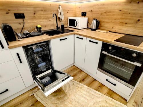 Køkken eller tekøkken på Апартамент BLUE CREAM