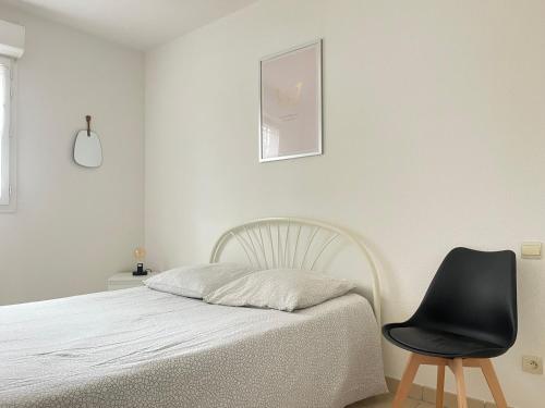 En eller flere senge i et værelse på Appartement Cyrano l Rdc l 2 Chambres l Piscine dans résidence privée