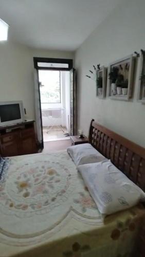 En eller flere senge i et værelse på Apartamento em Itaipava