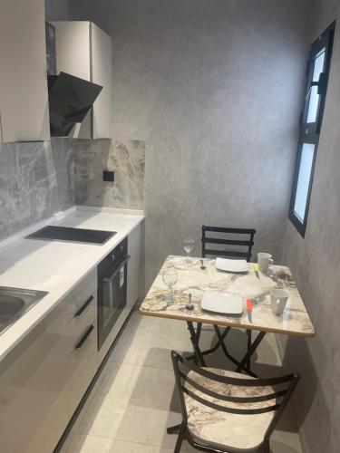 Kuchyň nebo kuchyňský kout v ubytování Superbe Appartement à tunis