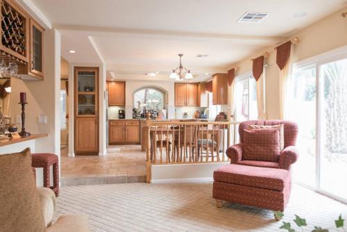 A seating area at Elegant beautiful home With Pool & Heated Spa