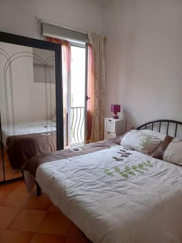 une chambre avec un grand lit et une fenêtre dans l'établissement Maison de village calme pour amoureux du vélo, à Bédoin