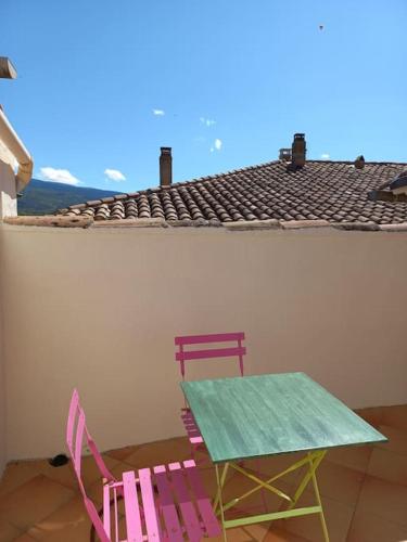 d'une table, de deux chaises, d'une table, d'une table et de chaises dans l'établissement Maison de village calme pour amoureux du vélo, à Bédoin