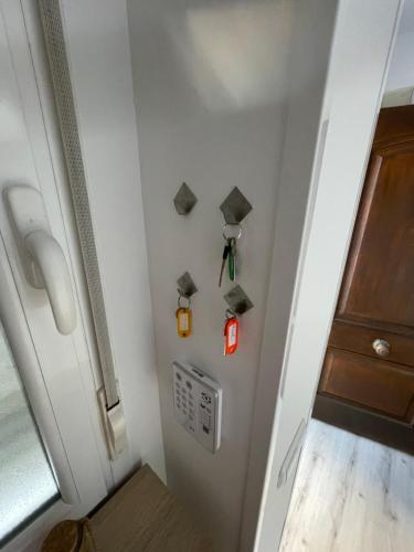 El GuinchoにあるAppartement Vista Hermosa 4のコントロールパネル付きの壁のある部屋の角