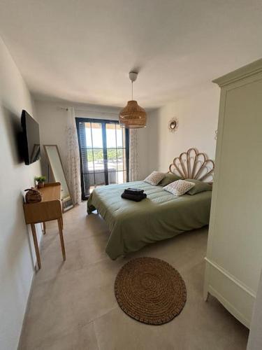 une chambre avec un lit et une télévision dans l'établissement Casa Nostra, à Olmeto