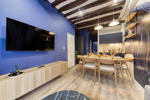 Il comprend une cuisine et une salle à manger avec une table et une télévision. dans l'établissement Beautiful fully renovated apartment - Near Paris, à Pierrefitte-sur-Seine