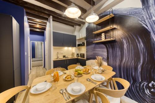 une salle à manger avec une table et des chaises en bois dans l'établissement Beautiful fully renovated apartment - Near Paris, à Pierrefitte-sur-Seine